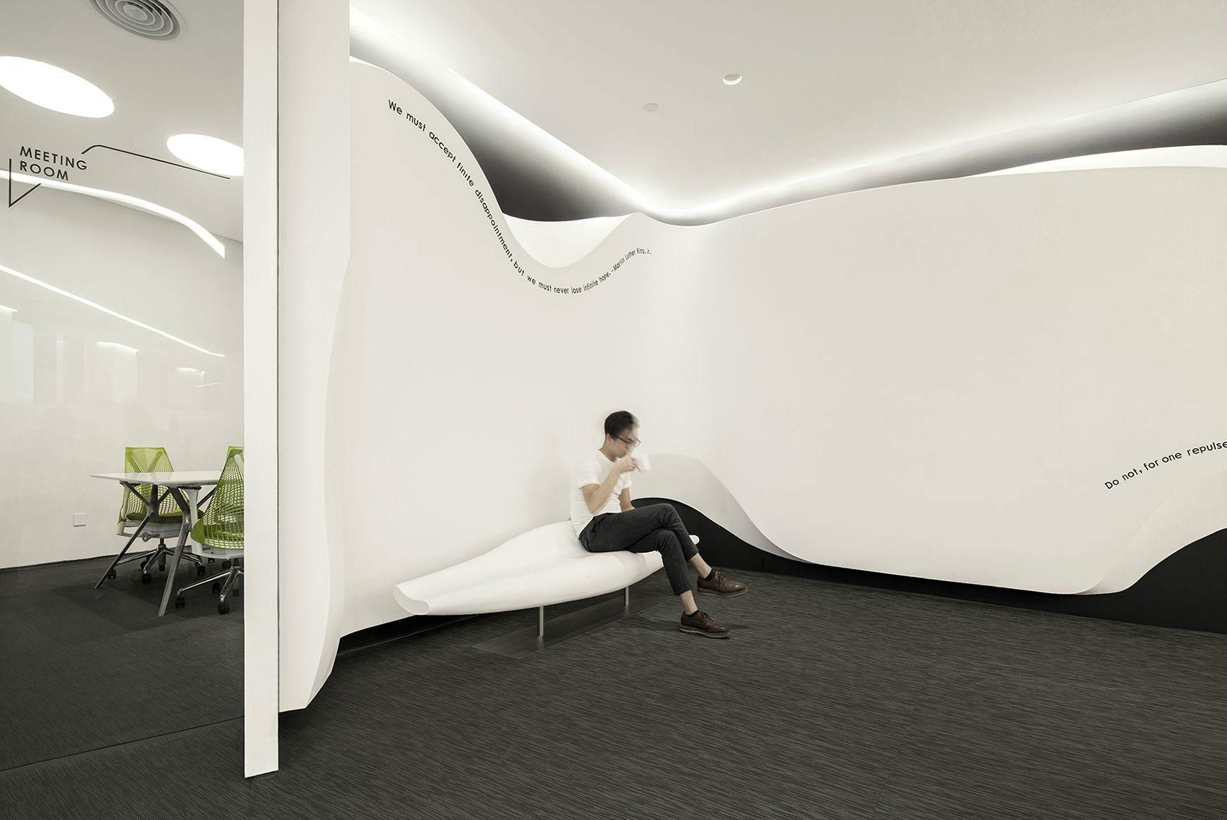 純白科技風(fēng)格辦公室裝修設(shè)計(jì)-第4張圖片-上海古都建筑設(shè)計(jì)集團(tuán) 純白科技風(fēng)格辦公室裝修設(shè)計(jì)-第4張圖片-上海古都建筑設(shè)計(jì)集團(tuán)